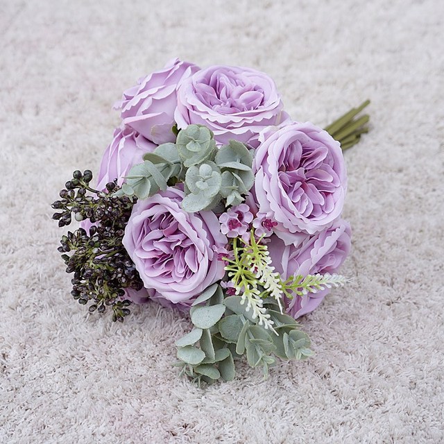 Ręka trzymająca 12 łodyg bukietu róż Austin Rose - sztuczne kwiaty walentynkowe na ślub i dekoracje wnętrz - Wianko - 5