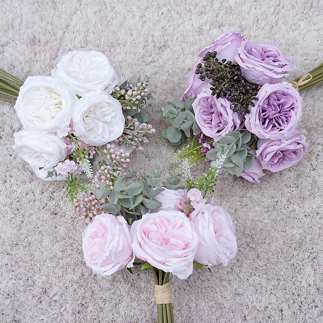 Ręka trzymająca 12 łodyg bukietu róż Austin Rose - sztuczne kwiaty walentynkowe na ślub i dekoracje wnętrz - Wianko - 3