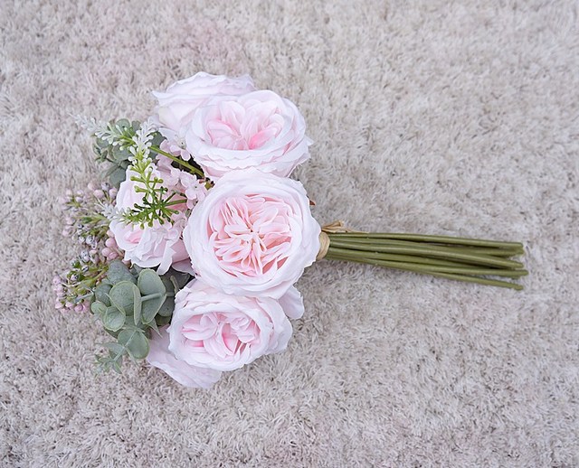 Ręka trzymająca 12 łodyg bukietu róż Austin Rose - sztuczne kwiaty walentynkowe na ślub i dekoracje wnętrz - Wianko - 4