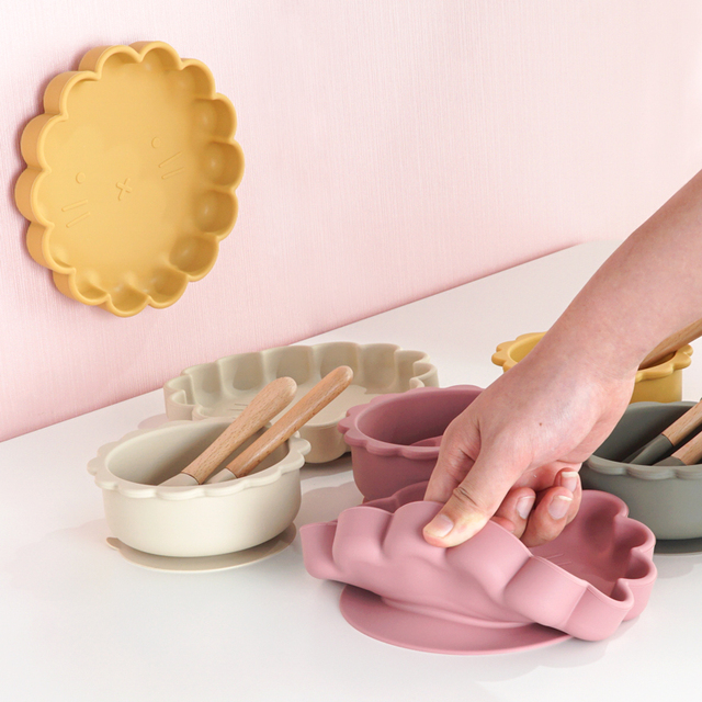 Naczynia silikonowe dla dzieci – miska, talerz, widelec i łyżka z przyssawką, drewniany uchwyt - Wianko - 5