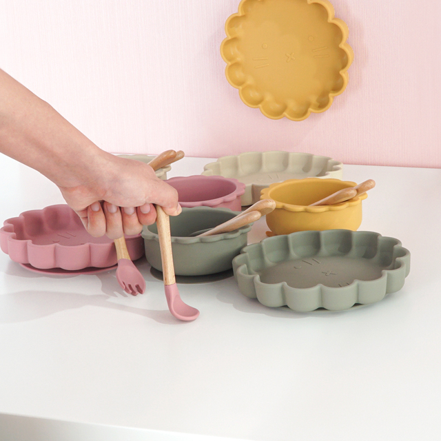 Naczynia silikonowe dla dzieci – miska, talerz, widelec i łyżka z przyssawką, drewniany uchwyt - Wianko - 4