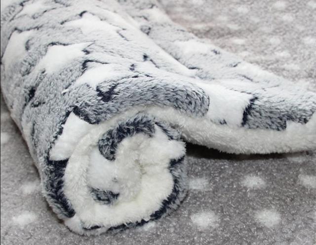 Mata flanelowa Pet Soft Fleece Pad dla zwierząt domowych - zagęszczony kocyk na łóżko, poduszka na sofę, dywan przenośny - zmywalna i ciepła - Wianko - 15