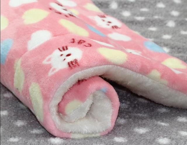 Mata flanelowa Pet Soft Fleece Pad dla zwierząt domowych - zagęszczony kocyk na łóżko, poduszka na sofę, dywan przenośny - zmywalna i ciepła - Wianko - 19