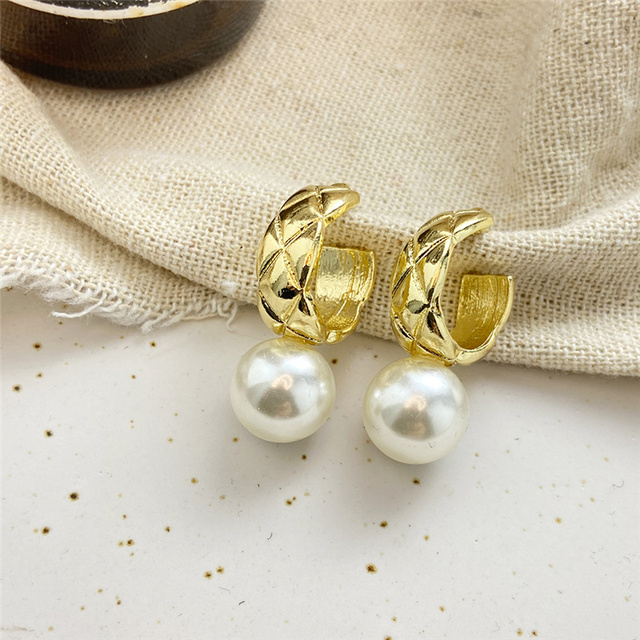 Kolczyki klipsy uszne w stylu vintage z dużymi imitacjami koreańskich pereł w złotym kolorze dla eleganckich kobiet - Wianko - 3