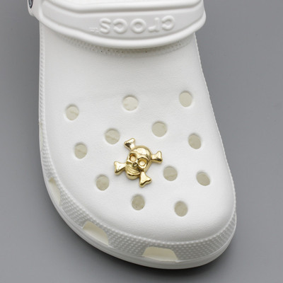 Luksusowe ozdoby DIY do butów - korona czaszka z perłą, nitami i kryształkami, które uczynią Twoje buty wyjątkowymi - Wianko - 11