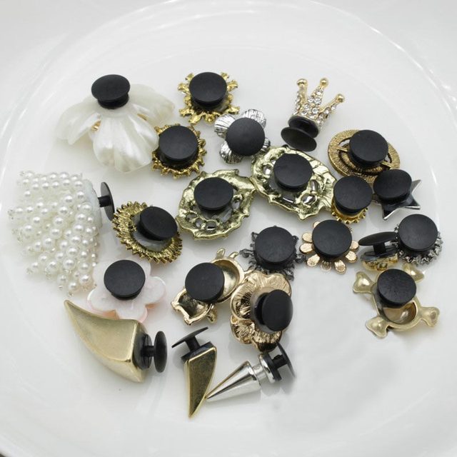 Luksusowe ozdoby DIY do butów - korona czaszka z perłą, nitami i kryształkami, które uczynią Twoje buty wyjątkowymi - Wianko - 4
