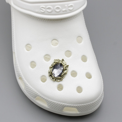 Luksusowe ozdoby DIY do butów - korona czaszka z perłą, nitami i kryształkami, które uczynią Twoje buty wyjątkowymi - Wianko - 17
