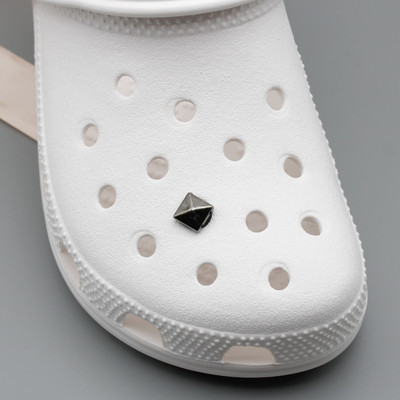 Luksusowe ozdoby DIY do butów - korona czaszka z perłą, nitami i kryształkami, które uczynią Twoje buty wyjątkowymi - Wianko - 30