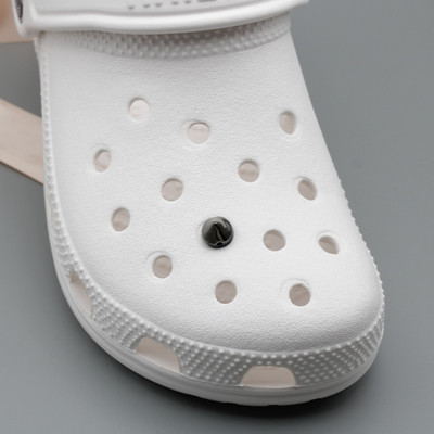 Luksusowe ozdoby DIY do butów - korona czaszka z perłą, nitami i kryształkami, które uczynią Twoje buty wyjątkowymi - Wianko - 15