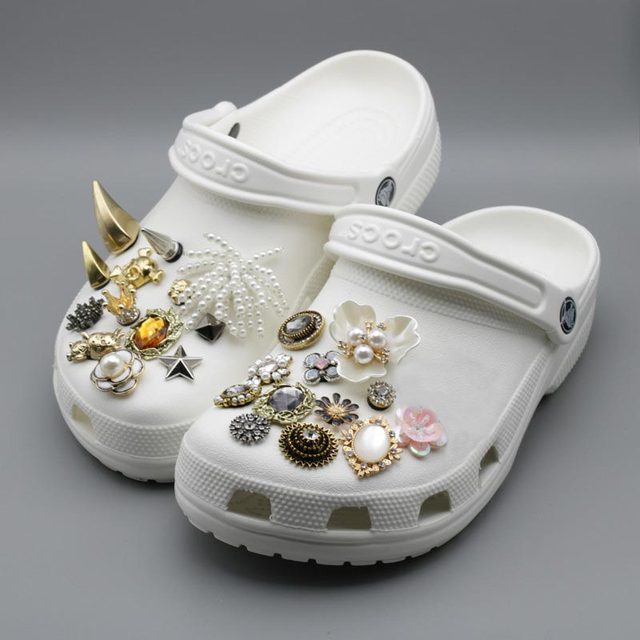 Luksusowe ozdoby DIY do butów - korona czaszka z perłą, nitami i kryształkami, które uczynią Twoje buty wyjątkowymi - Wianko - 2
