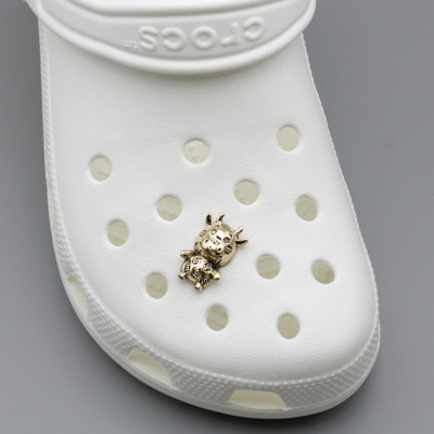 Luksusowe ozdoby DIY do butów - korona czaszka z perłą, nitami i kryształkami, które uczynią Twoje buty wyjątkowymi - Wianko - 12