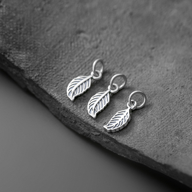 Ręcznie matowy srebrny wisiorek w kształcie małego liścia, wykonany z 925 srebra (S925) - biżuteria DIY (ozdoba, charms) - Wianko - 1