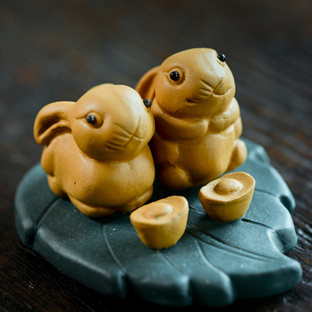 Figurka królika rzeźbiona ręcznie z fioletowej gliny Yixing - chińska dekoracyjna ozdoba herbaty - Wianko - 4