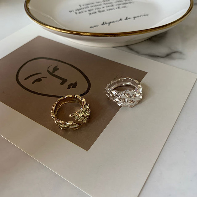 Pierścionek Evimi 925 Sterling Silver – nowoczesny, elegancki dodatek dla kobiet. Wyjątkowy design z nieregularną teksturą piór – biżuteria idealna na każdą okazję - Wianko - 1