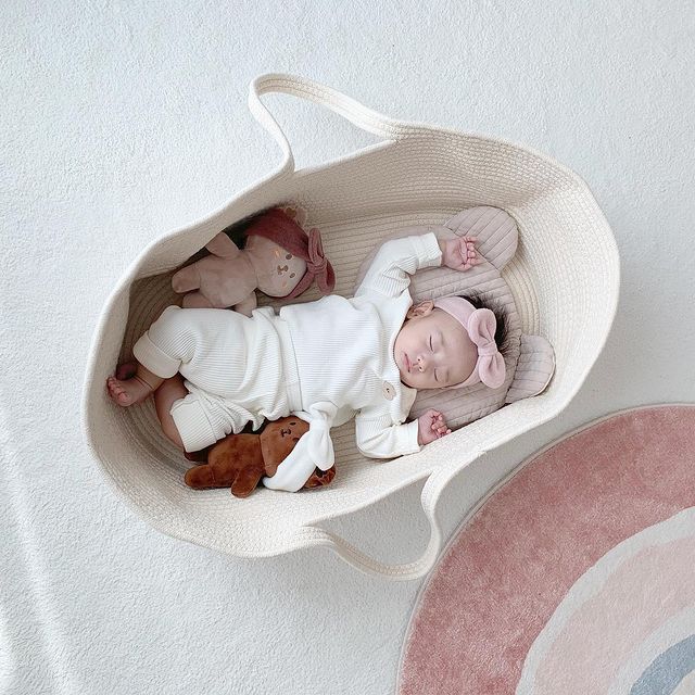 Przenośny kosz do noszenia dziecka i łóżko turystyczne dla noworodka, idealne do dekoracji żłobka oraz kołysania dziecka, wraz z materacem do spania - Wianko - 3
