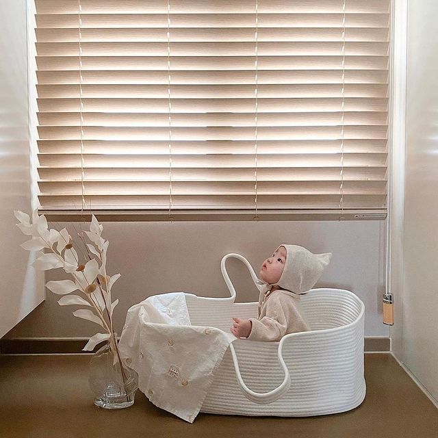 Przenośny kosz do noszenia dziecka i łóżko turystyczne dla noworodka, idealne do dekoracji żłobka oraz kołysania dziecka, wraz z materacem do spania - Wianko - 24