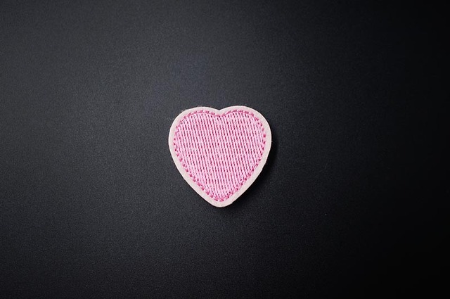 Mend - Różowe serce (3.2x3.2cm) - Łatka haftowana DIY do dekoracji dżinsów i ubrań - Wianko - 1