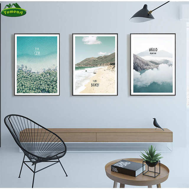 Plakat skandynawski z błękitnym morzem i plażą, dekoracja ścienna do salonu - rośliny, góry, drzewa - obraz na płótnie - Wianko - 3