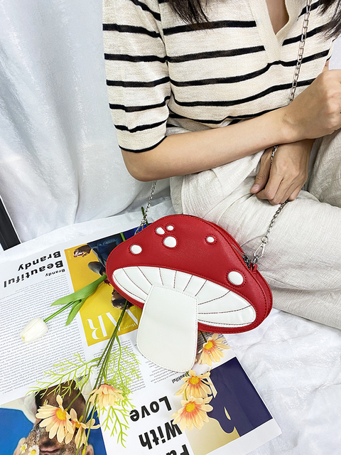 Mini torebka na ramię - Śliczne czerwone grzyby, projekt kobiety i dziewczyny, Kawaii kopertówka z łańcuszkiem - Wianko - 2