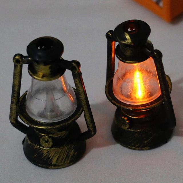 Mebelki zabawkowe: Mini lampa naftowa elektryczna dla lalek - kreatywny domek Retro z ozdobami scenicznymi - Wianko - 6