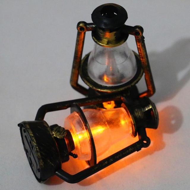 Mebelki zabawkowe: Mini lampa naftowa elektryczna dla lalek - kreatywny domek Retro z ozdobami scenicznymi - Wianko - 5