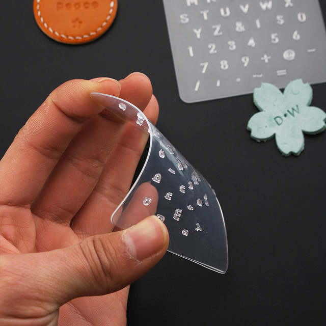 Narzędzie do wytłaczania skóry - Plastikowa skórzana płyta tłocząca w formie zestawu z numerami i dziurkaczem rękodzielniczym DIY - Wianko - 5