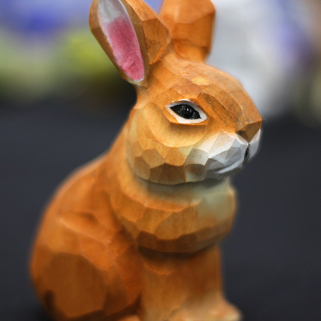 Rzeźbiony w drewnie biały króliczek - figurka ręcznie wykonana z litego drewna z wzorami zwierząt - Wianko - 7