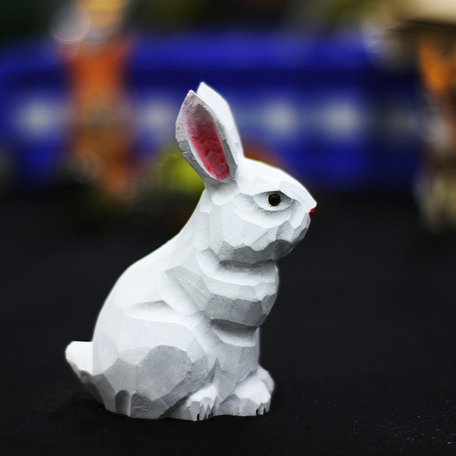 Rzeźbiony w drewnie biały króliczek - figurka ręcznie wykonana z litego drewna z wzorami zwierząt - Wianko - 10