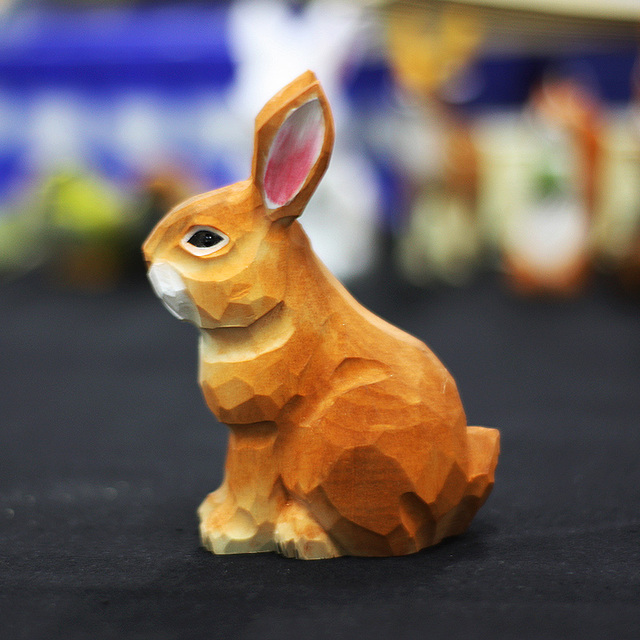 Rzeźbiony w drewnie biały króliczek - figurka ręcznie wykonana z litego drewna z wzorami zwierząt - Wianko - 1