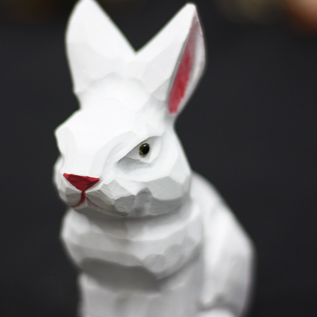 Rzeźbiony w drewnie biały króliczek - figurka ręcznie wykonana z litego drewna z wzorami zwierząt - Wianko - 14