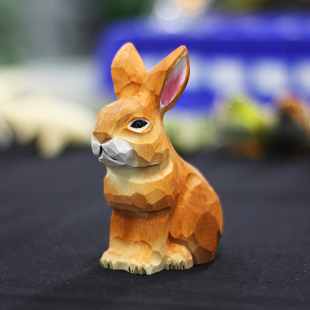 Rzeźbiony w drewnie biały króliczek - figurka ręcznie wykonana z litego drewna z wzorami zwierząt - Wianko - 2