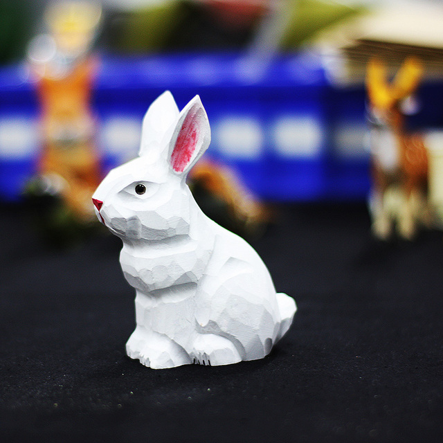 Rzeźbiony w drewnie biały króliczek - figurka ręcznie wykonana z litego drewna z wzorami zwierząt - Wianko - 11