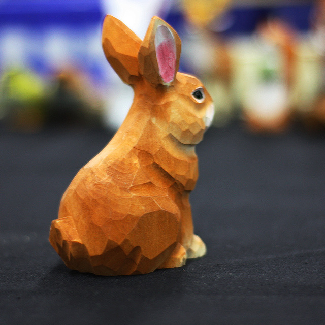 Rzeźbiony w drewnie biały króliczek - figurka ręcznie wykonana z litego drewna z wzorami zwierząt - Wianko - 8