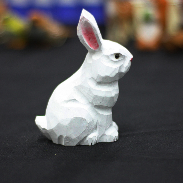 Rzeźbiony w drewnie biały króliczek - figurka ręcznie wykonana z litego drewna z wzorami zwierząt - Wianko - 16