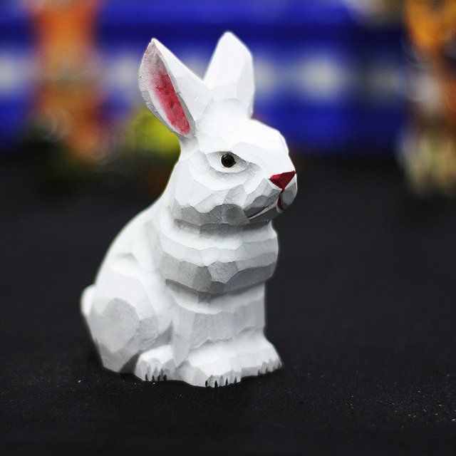 Rzeźbiony w drewnie biały króliczek - figurka ręcznie wykonana z litego drewna z wzorami zwierząt - Wianko - 4