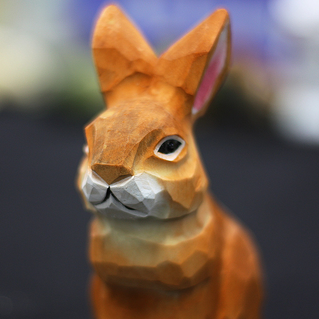 Rzeźbiony w drewnie biały króliczek - figurka ręcznie wykonana z litego drewna z wzorami zwierząt - Wianko - 5