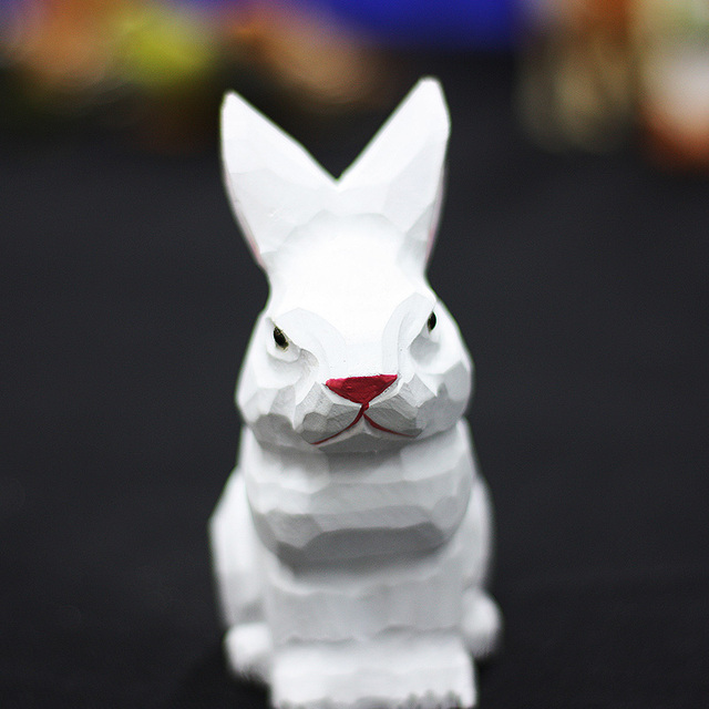 Rzeźbiony w drewnie biały króliczek - figurka ręcznie wykonana z litego drewna z wzorami zwierząt - Wianko - 17