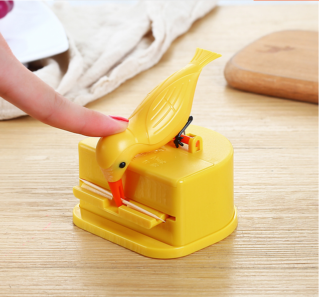 Pudełko wykałaczek z automatycznym uchwytem w kształcie kreskówkowego ptaka - żółte pudełko plastikowe z czerwoną dekoracją beczki - Wianko - 3