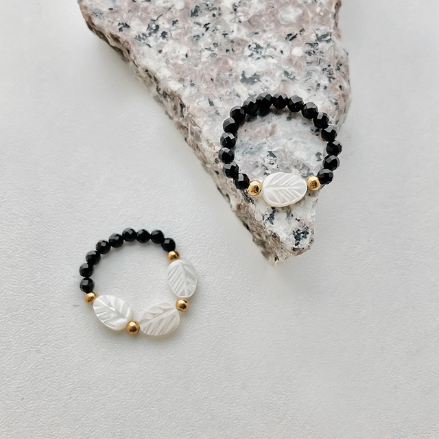 Pierścień kobiecy z czarnego kamienia imitujący białą perłę, ze stali nierdzewnej, z regulowanymi złotymi koralikami - Wianko - 9