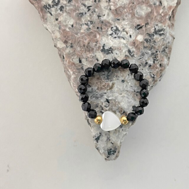 Pierścień kobiecy z czarnego kamienia imitujący białą perłę, ze stali nierdzewnej, z regulowanymi złotymi koralikami - Wianko - 7
