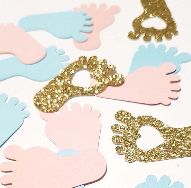 100 sztuk konfetti Baby Shower w odcieniach różowego, niebieskiego i złotego z motywem stópek dla chłopców i dziewczynek - dekoracje stołu i upominkowe materiały dla majsterkowiczów - Wianko - 1