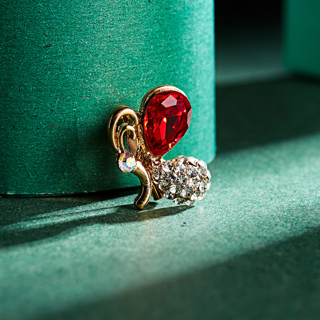 Broszka zimowa damska w stylu nowej mody - kryształowa serce z miniaturową kokardką kotem. Biżuteria idealna na imprezy, śluby i jako prezent dla kobiet - Wianko - 50
