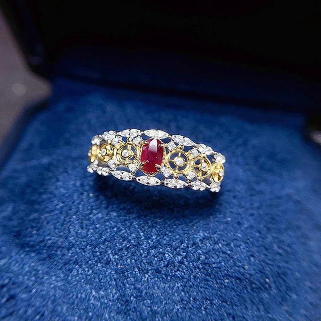 Regulowany pierścień z owalnym naturalnym rubinem (3*5mm) o luksusowym wyglądzie, wykonany ze srebra pr. 925 - idealny prezent na urodziny dla kobiet - Wianko - 1