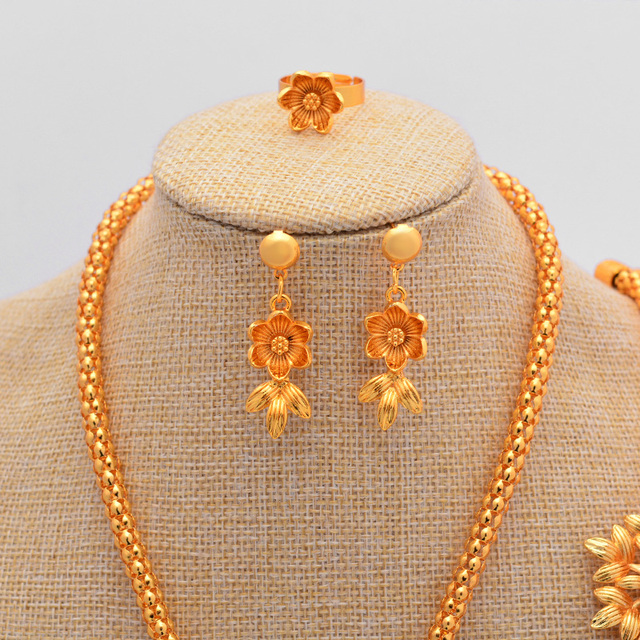 Naszyjnik, kolczyki i bransoletka złotego kompletu biżuterii - elegancki styl ślubny z kwiatowym wzorem - Wianko - 3