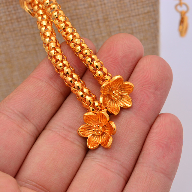 Naszyjnik, kolczyki i bransoletka złotego kompletu biżuterii - elegancki styl ślubny z kwiatowym wzorem - Wianko - 7