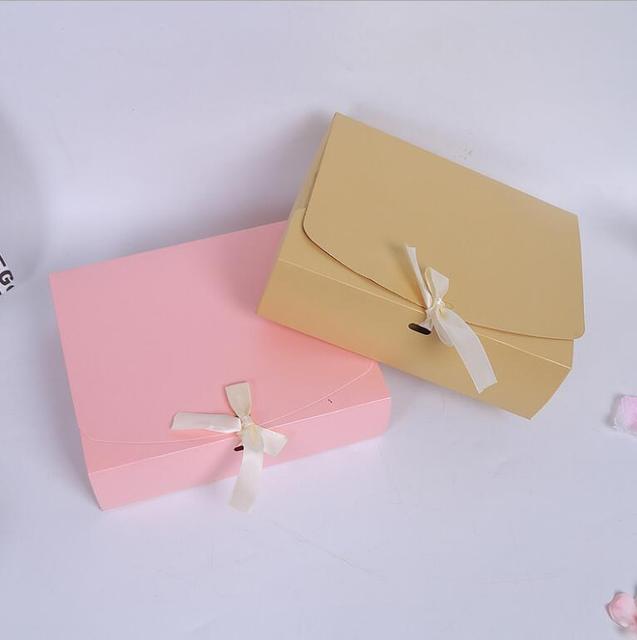 Duże różowe, czerwone i fioletowe pudełko z papierem prezentowym, wstążką i rozmiarami 24.5x20x7 cm - Wianko - 3