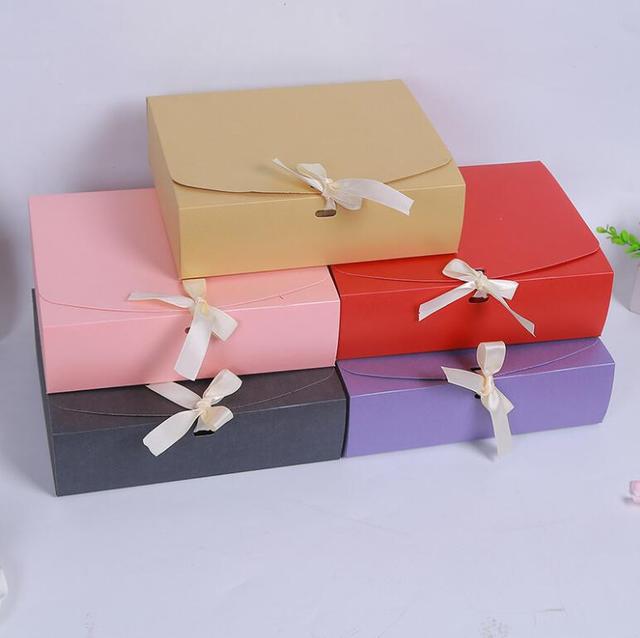 Duże różowe, czerwone i fioletowe pudełko z papierem prezentowym, wstążką i rozmiarami 24.5x20x7 cm - Wianko - 1