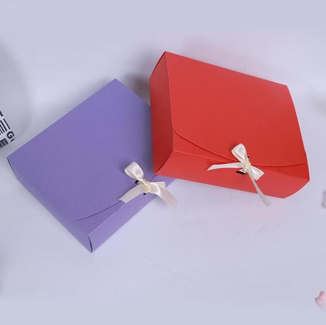 Duże różowe, czerwone i fioletowe pudełko z papierem prezentowym, wstążką i rozmiarami 24.5x20x7 cm - Wianko - 2