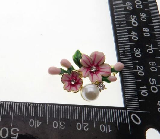 Broszka kwiat wiśni z delikatną emalią różową i imitacją perły - wysoka jakość, styl japoński - Wianko - 1