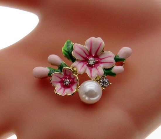 Broszka kwiat wiśni z delikatną emalią różową i imitacją perły - wysoka jakość, styl japoński - Wianko - 5